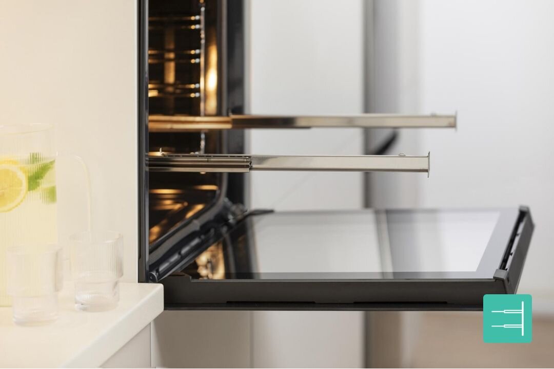 PIEKARNIK GORENJE BO6735E05B Półki piekarnika wysunięte z warzywami na kilku poziomach. Ujęcie pokazuje jednoczesne pieczenie różnych potraw