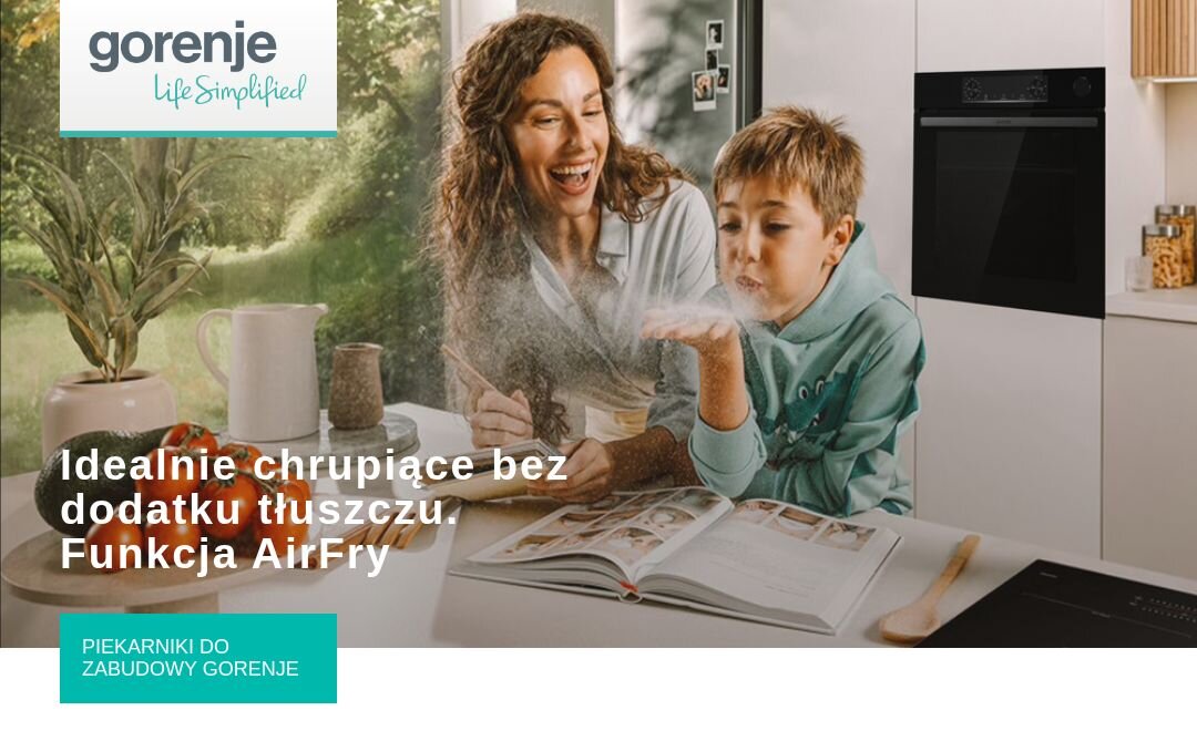 PIEKARNIK GORENJE BSA6737E15BG Grafika promocyjna Gorenje pokazuje dziecko i osobę dorosłą siedzących przy stole w nowoczesnej kuchni, obok otwartej książki kucharskiej. Widoczny jest tekst „Idealnie chrupiące bez dodatku tłuszczu – Funkcja AirFry” oraz logo marki