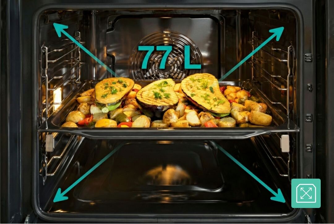 PIEKARNIK GORENJE BSA6737E15BG Wnętrze piekarnika wypełnione daniem na blasze z oznaczeniem dużej pojemności 77 l. Strzałki graficzne podkreślają przestrzeń użytkową urządzenia
