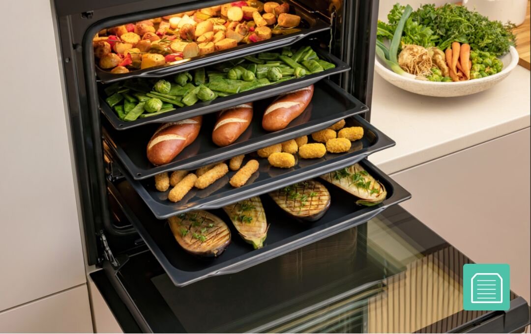 PIEKARNIK GORENJE BSA6737E15BG Kilka poziomów blach wypełnionych różnymi potrawami pokazuje możliwość jednoczesnego pieczenia wielu dań. Układ prezentuje efektywne wykorzystanie całej komory piekarnika