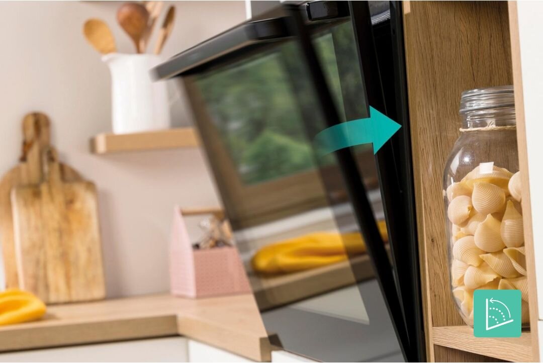 PIEKARNIK GORENJE BSA6737E15BG Piekarnik do zabudowy z uchylonymi drzwiami, widoczny z boku w aranżacji kuchennej. Ujęcie podkreśla design i dopasowanie do mebli