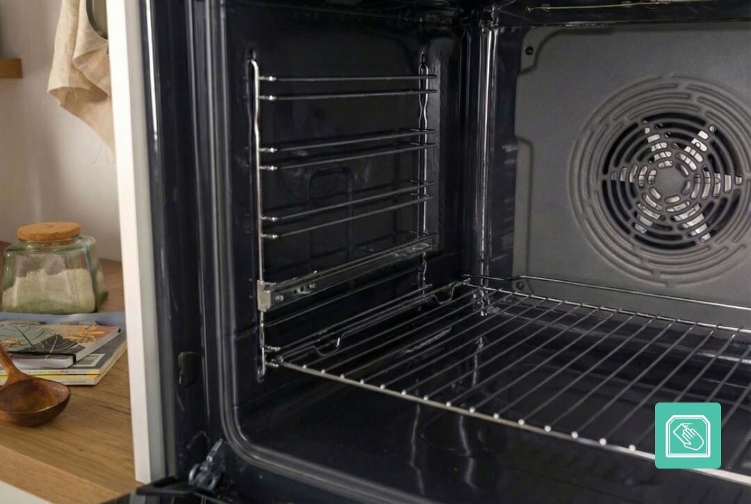 PIEKARNIK GORENJE BSA6737E15BG Czyste, otwarte wnętrze piekarnika z widocznym wentylatorem i prowadnicami. Zdjęcie akcentuje łatwość czyszczenia i prostą konstrukcję