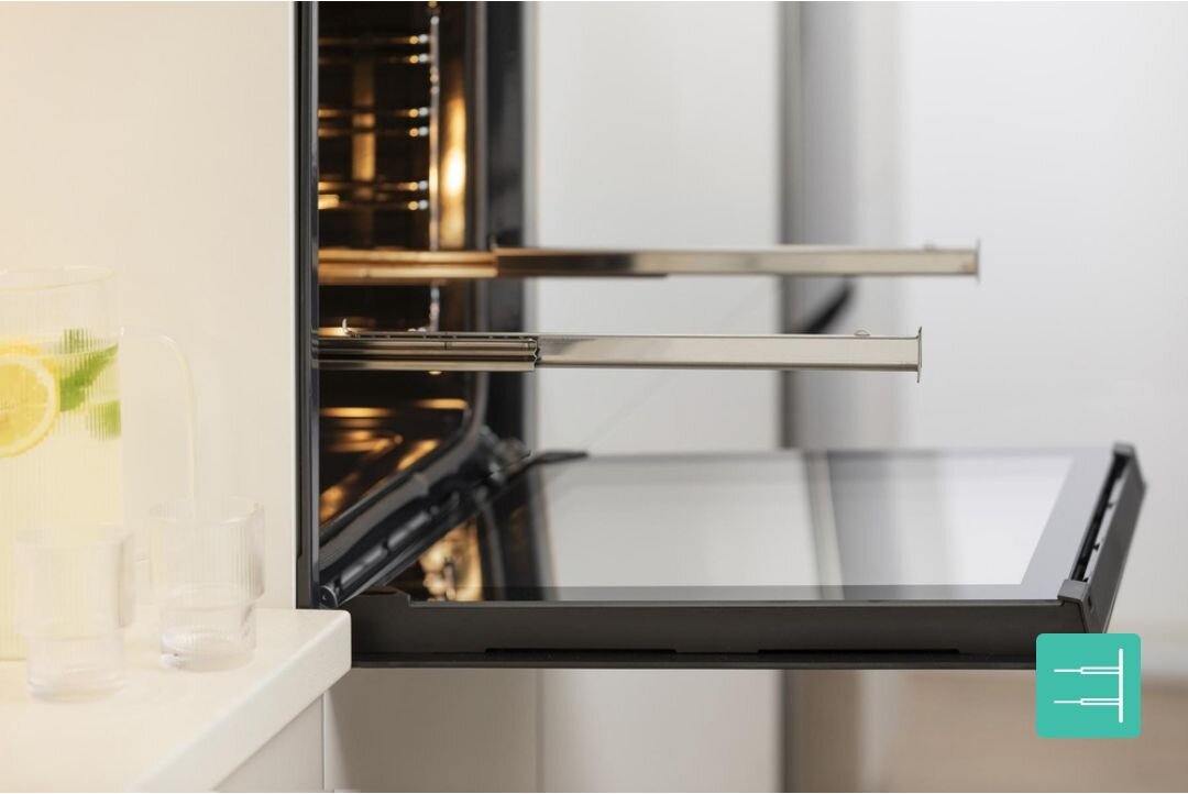 PIEKARNIK GORENJE BSA6737E15BG Półki piekarnika wysunięte z warzywami na kilku poziomach. Ujęcie pokazuje jednoczesne pieczenie różnych potraw