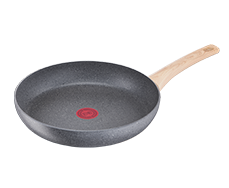 Na obrazie widoczna jest szara patelnia z drewnianą rączką i czerwonym okrągłym wzorem na środku dna. Patelnia ma gładką powierzchnię i wygląda na wykonaną z materiału odpornego na przywieranie.