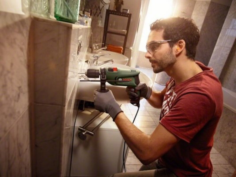 Wiertarka udarowa BOSCH EasyImpact 570 uniwersalne zastosowanie do wiercenia w murze drewnie miękkim betonie metalu solidne niezawodne lekka niewielka konstrukcja waga 1,6 kg