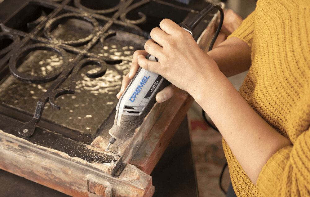Narzędzie wielofunkcyjne DREMEL 4250-35 pomieszczenie osoba używa narzędzia w drewnianej ramie moc precyzja do szlifowania cięcia grawerowania do wielu zadań