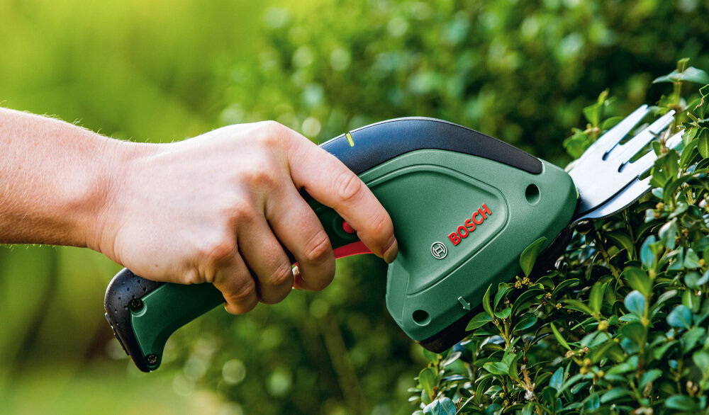 Nożyce do żywopłotu - trawy BOSCH EasyShear 0600833303 akumulatorowe ostrza wyciete technika laserowa oszlifowane diamentowo ostrze do zywoplotu dlugosc 12 cm ostrze do trawy szerokosc 80 mm precyzyjne jednolite ciecie odstepy miedzy zebami 8 mm srednica cietych galezi do 8 mm