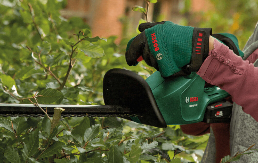 Nożyce do żywopłotów BOSCH EasyHedgeCut 55-16 0600847C02 elektryczne wydajny silnik moc 450 W skuteczne przycinanie