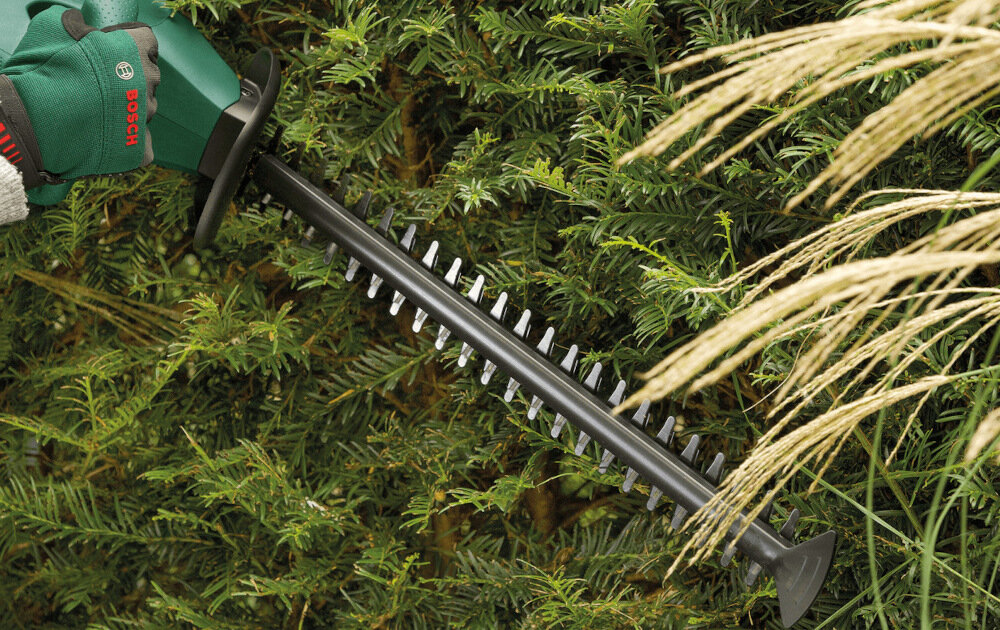 Nożyce do żywopłotów BOSCH EasyHedgeCut 55-16 0600847C02 elektryczne ostre trwałe ostrza czyste cięcie bez uszkodzeń roślin długość ostrzy 55 cm