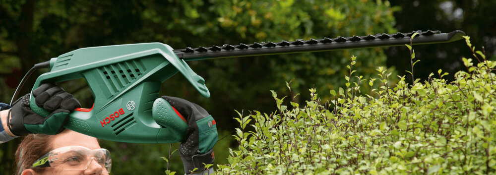 Nożyce do żywopłotów BOSCH EasyHedgeCut 55-16 0600847C02 elektryczne ergonomiczny design wyprofilowana rękojeściz miękkim uchwytem waga 2,7 kg