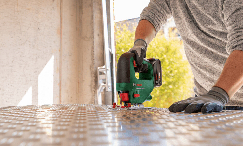 Wyrzynarka BOSCH UniversalSaw 18V-100 0603011100 zintegrowany system nadmuchu czyste miejsce pracy