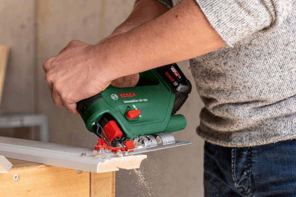 Wyrzynarka BOSCH UniversalSaw 18V-100 0603011100 ciecie w drewnie na glebokosc do 100 mm w stali na 8 mm ciecie pod katem 45 stopni regulowana stopa