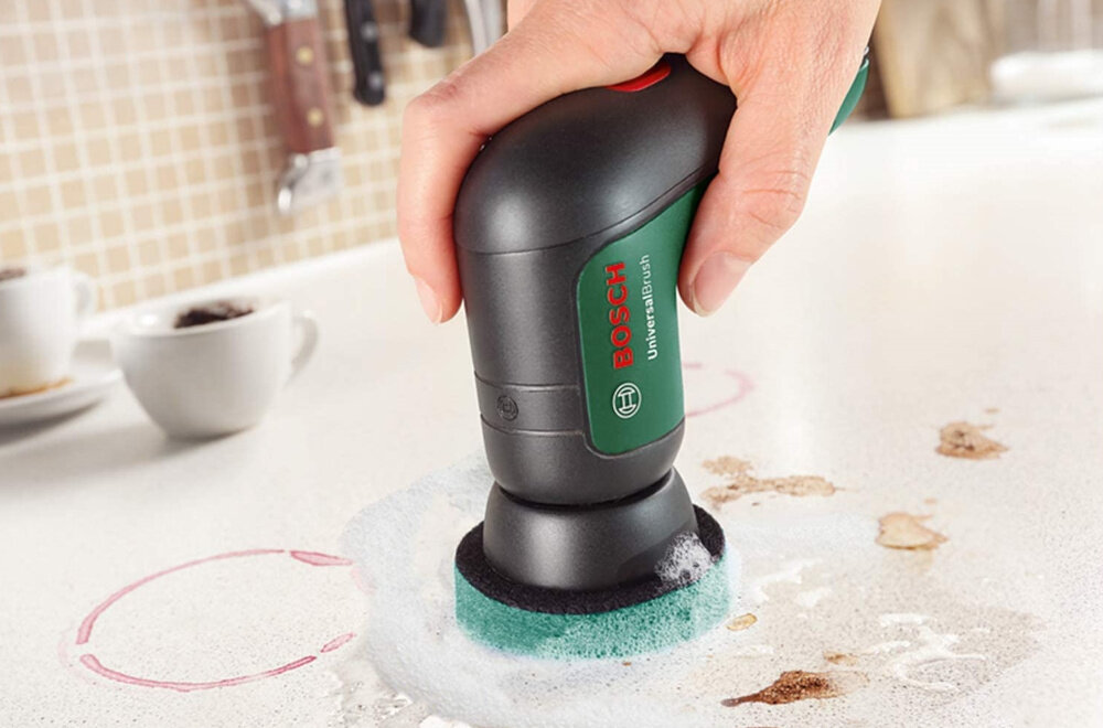 Zmywak kuchenny BOSCH UniversalBrush 1600A023L0 3 sztuki kuchania brudny blat osoba myje blat za pomocą zmywaka z wysokiej jakości materiału można go myć w zmywarce w temperaturze do 50°C zapięcie na rzep średnica 63 mm