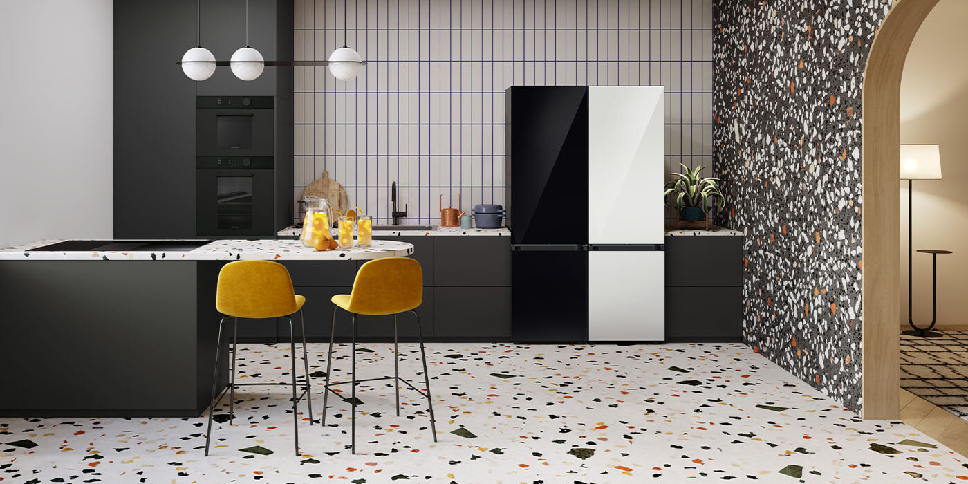 Zdjęcie pokazuje zestawione ze sobą dwie chłodziarko-zamrażarki Bespoke – urządzenia dostępne są w sklepie Media Expert Zdjęcie pokazuje zestawione ze sobą dwie chłodziarko-zamrażarki Bespoke – urządzenia dostępne są w sklepie Media Expert