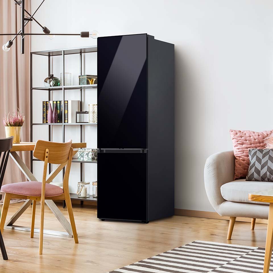 Chłodziarko-zamrażarka RB38A7B6D22 o wysokości 203 cm z panelem dolnym i górnym w eleganckim kolorze głębokiej czerni Chłodziarko-zamrażarka RB38A7B6D22 o wysokości 203 cm z panelem dolnym i górnym w eleganckim kolorze głębokiej czerni