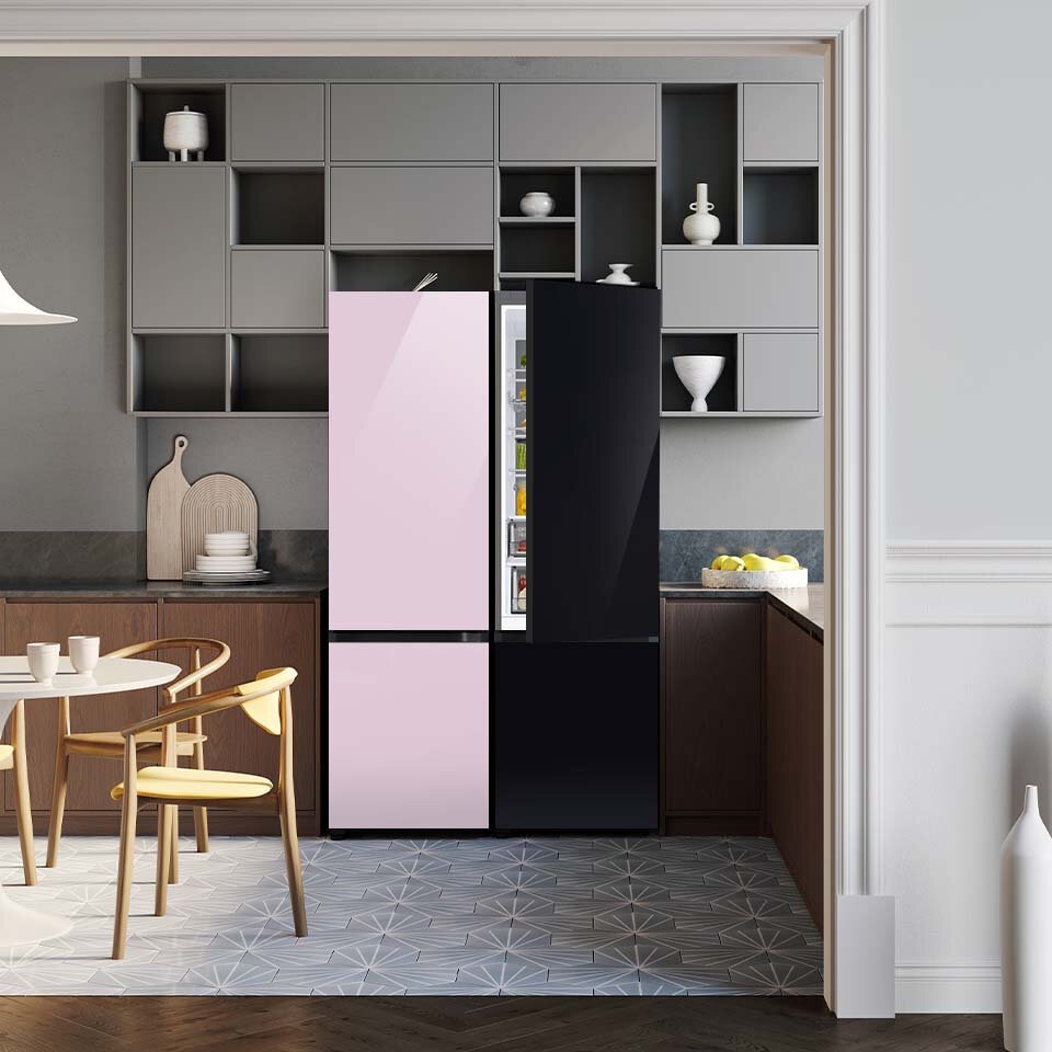 Na zdjęciu lodówka z dolnym zamrażalnikiem połączona z takim samym urządzeniem tylko w innym wykończeniu co podwaja przestrzeń do przechowywania Na zdjęciu lodówka z dolnym zamrażalnikiem połączona z takim samym urządzeniem tylko w innym wykończeniu co podwaja przestrzeń do przechowywania