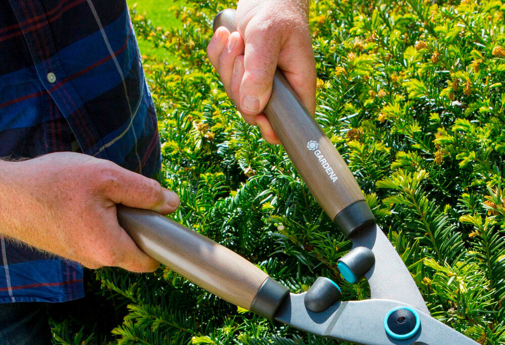 Nożyce do żywopłotu GARDENA NatureCut 12300-20 uchwyty ErgoTec zaokraglony ksztalt kat ustawienia nozyc podczas pracy 20 stopni dlonie nie stykaja sie z zywoplotem ochrona skory