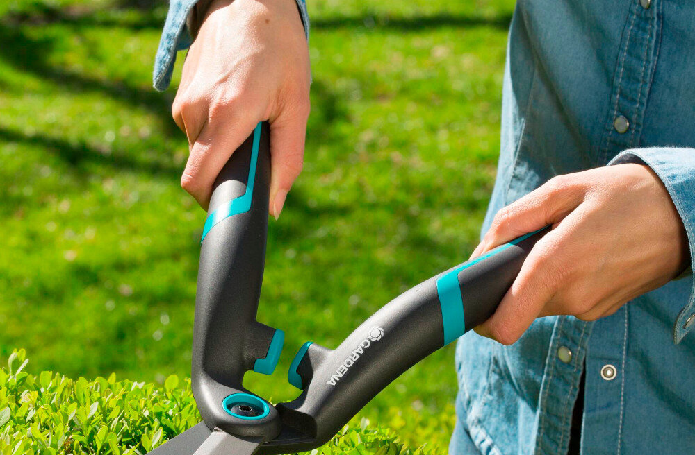 Nożyce do żywopłotu GARDENA PrecisionCut 12302-20 uchwyty ErgoTec zaokraglony ksztalt antyposlizgowy material dobre wywazenie konstrukcja z wysokiej jakosci tworzywa sztucznego wzmocnione wloknem szklanym niska waga 0,63 kg praca bez zmeczenia