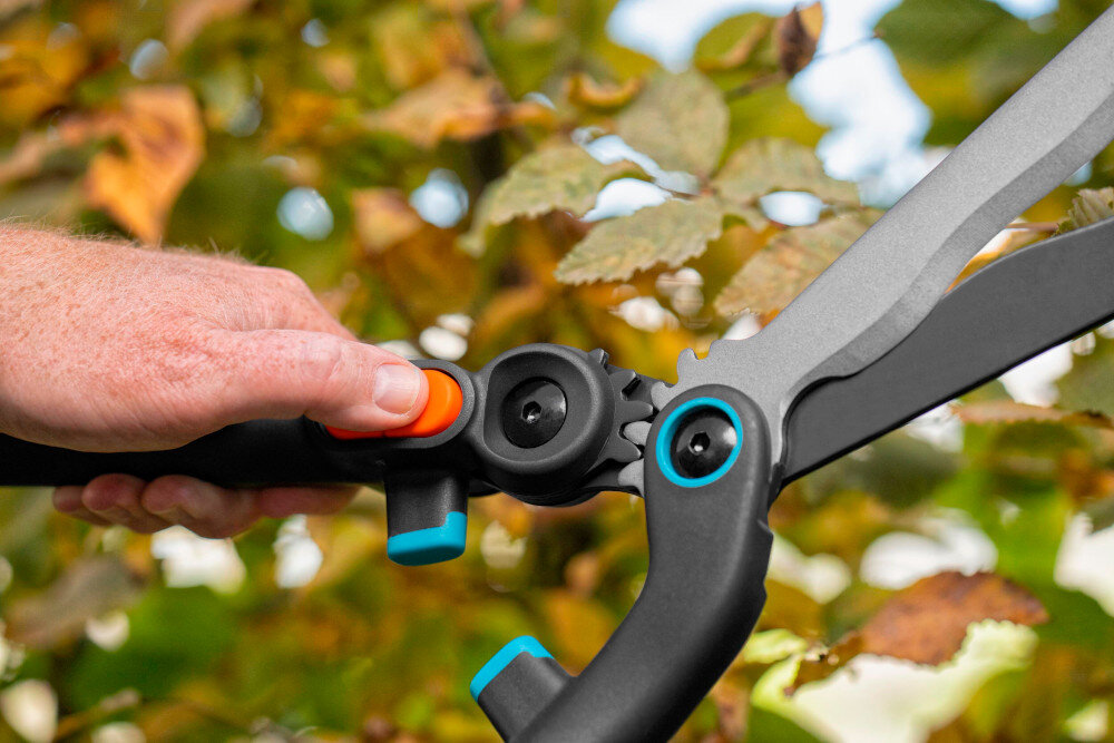 Nożyce do żywopłotu GARDENA 2w1 EnergyCut 12303-20 opatentowana funkcja zwiekszajaca sile ciecia specjalny przycisk tryb szybkiego ciecia i tryb ciecia z wieksza sila ciecie grubych galzek sila nacisku wieksza 2,5-krotnie wieksza od zwyklego trybu szybkiego