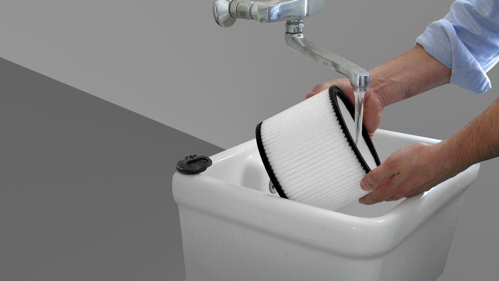 Odkurzacz warsztatowy LAVOR WT 20 X wyciszony silnik podwójna izolacja eletryczna układ ssący z chłodzeniem obejściowym zbiornik ze stali nierdzewnej pojemność 20 l 4 obrotowe kółka uchwyt na kabel zasilający zmywalny filtr wkładowy napięcie 230 V moc 1400 W 