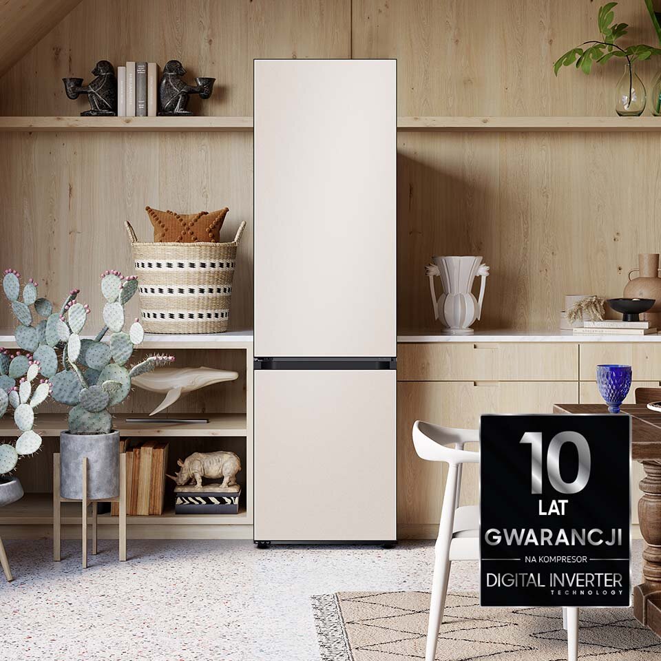Na zdjęciu lodówka Samsung BESPOKE z kompresorem Digital Inverter została dopasowana do drewnianej zabudowy kuchennej dzięki panelom w kolorze kremowego beżu