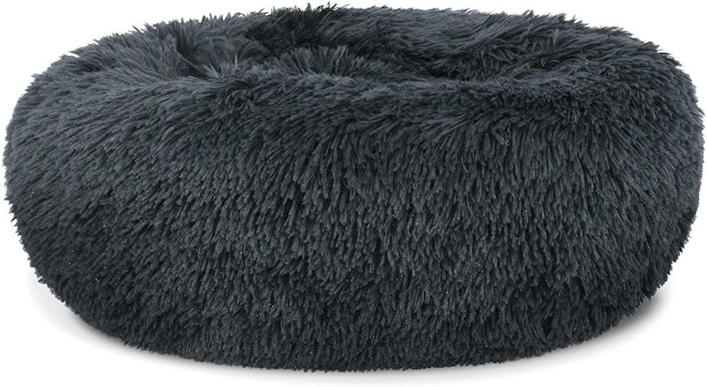 Antypoślizgowy i odporny na wilgoć spód legowiska uniwersalnego MUFART 15297. Okrągłe, puszyste legowisko typu 'donut' w kolorze ciemnoszarym, wykonane z długiego, miękkiego włosa.