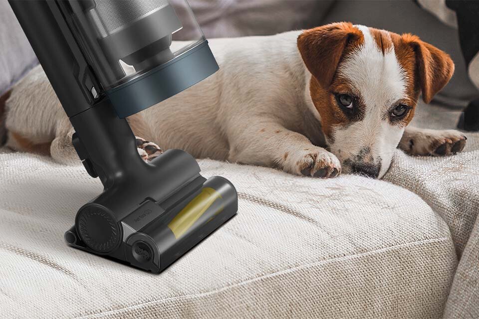 zbliżenie na minielektroszczotkę Pet Tool sprzątającą jasną kanapę z sierści zbliżenie na minielektroszczotkę Pet Tool sprzątającą jasną kanapę z sierści