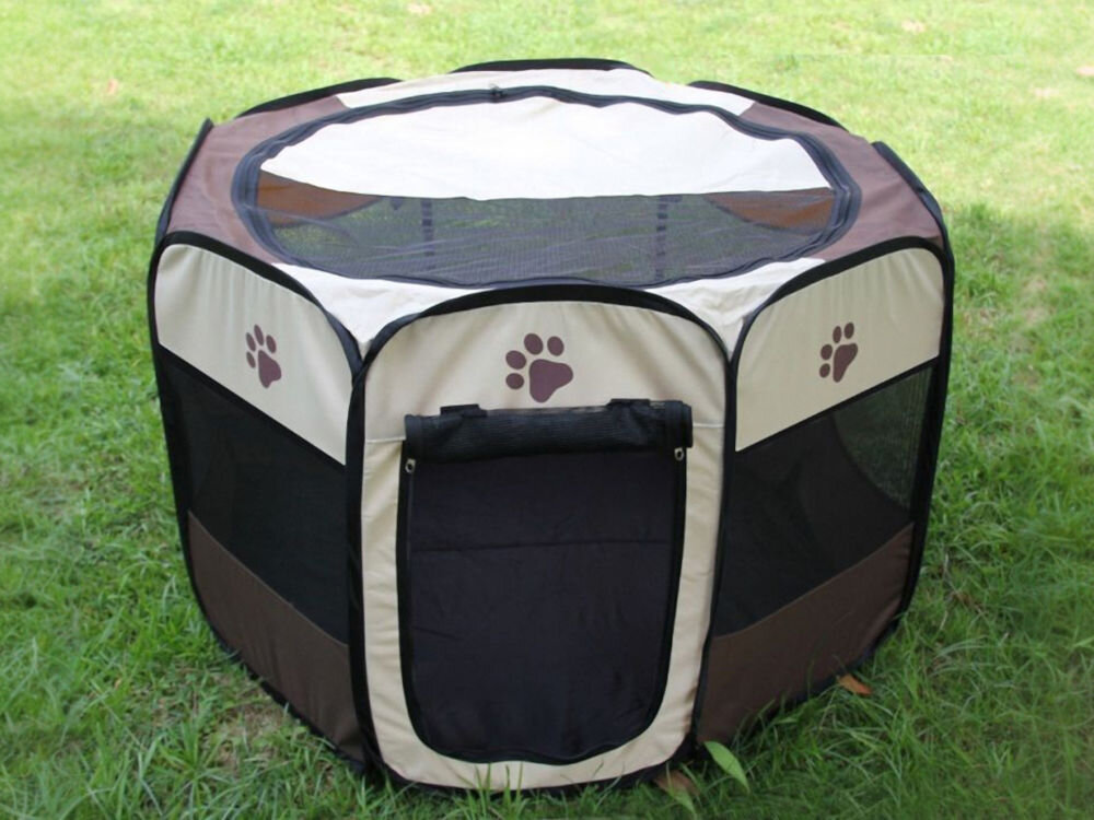 Kojec uniwersalny MUFART 15078 o wymiarach 91x91x58 cm, rozłożony w salonie, przeznaczony dla psa lub kota. Składany kojec dla zwierząt w kolorach brązowym, czarnym i beżowym stoi rozłożony na trawie. Kojec ma siatkowe ściany i zasuwane wejście, a na górnych panelach widnieją brązowe motywy psich łap.