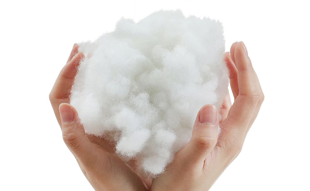 Legowisko uniwersalne MUFART 15294 z podwyższonymi ściankami, które podpierają głowę i szyję śpiącego pupila. Dwie dłonie trzymają dużą, puszystą kulę białego, watowanego materiału, przedstawiającą wypełnienie legowiska (prawdopodobnie watę poliestrową lub sztuczny puch). Tło jest białe.