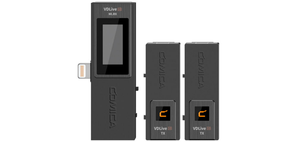 Mikrofon COMICA VDLive 10 Mi prezentacja mikrofonów z odbiornikiem na białym tle dwukanałowy system mikrofonowy 2,4 GHz kompatybilność iPhone iPad złącze Lightning dwa bezprzewodowe mikrofony zasięg do 50 m tryb mono/stereo wywiad transmisja