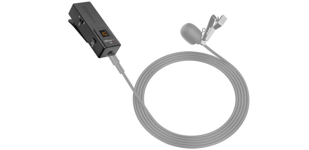 Mikrofon COMICA VDLive 10 Mi prezentacja mikrofonu z wpiętym kablem do portu 3.5 mm na białym tle mikrofony dookólne wejście 3.5 mm klips pasmo przenoszenia 80 Hz – 20 kHz czułość -30 dB wyraźny głos