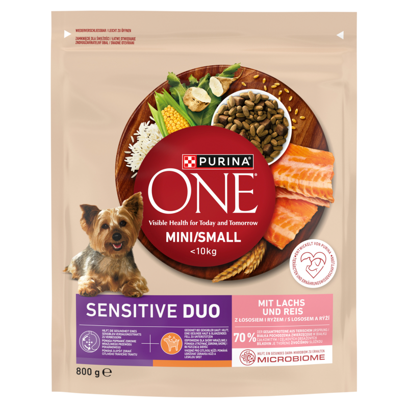 Opakowanie karmy dla psów marki PURINA ONE Mini/Small Sensitive Duo z łososiem i ryżem, o wadze 800 g. Na opakowaniu widoczny jest obrazek psa oraz składniki karmy, takie jak łosoś i ziarna.