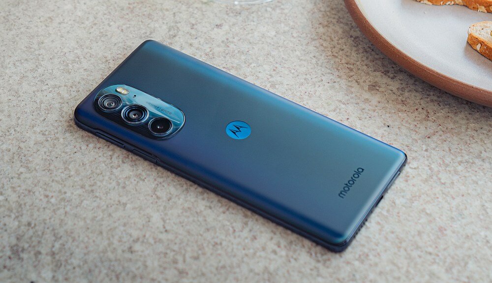 Smartfon MOTOROLA Edge 30 Pro ekran bateria procesor ram pamięć aparat pojemność rozdzielczość oled makro bezpieczeństwo obudowa szkło ładowanie wydajność moc