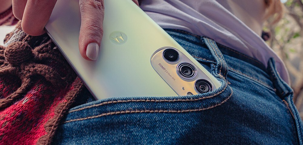 Smartfon MOTOROLA Edge 30 Pro ekran bateria procesor ram pamięć aparat pojemność rozdzielczość oled makro bezpieczeństwo obudowa szkło ładowanie wydajność moc