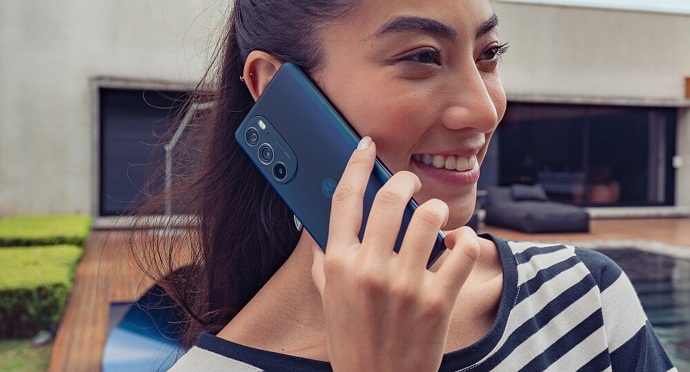 Smartfon MOTOROLA Edge 30 Pro ekran bateria procesor ram pamięć aparat pojemność rozdzielczość oled makro bezpieczeństwo obudowa szkło ładowanie wydajność moc