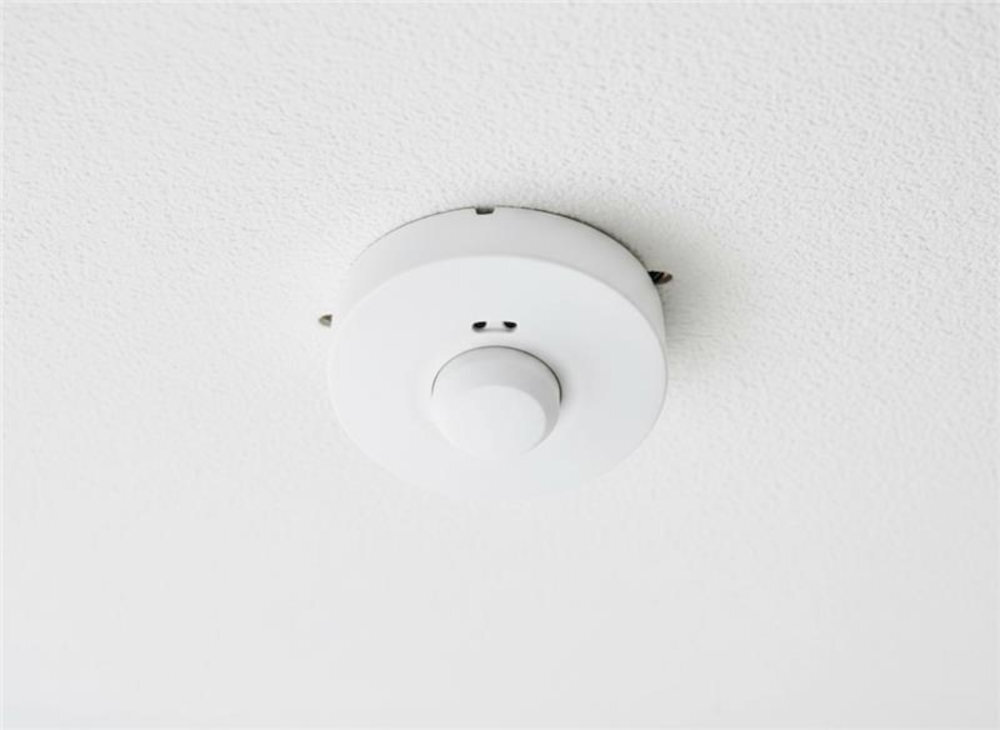 EMOS G1180 kąt detekcji 360° bez tzw. martwych stref 8 metrów mniejszych, jak i średnich wnętrzach - czujnik umieszczony na białym suficie