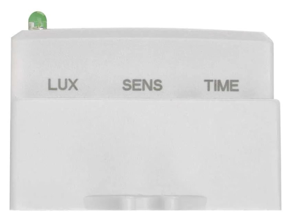 EMOS G1210 czułością na światło poniżej 3 Lux ogranicza zużycie prądu i wspiera ekonomiczną eksploatację - czujnik na białym tle od boku