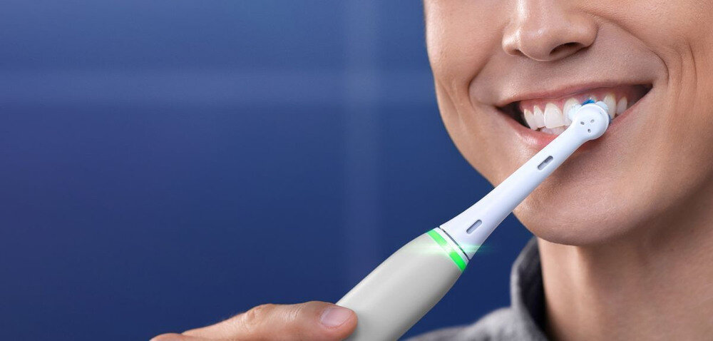 SZCZOTECZKA ELEKTRYCZNA DO ZĘBÓW Z TECHNOLOGIĄ MAGNETYCZNĄ ORAL-B IO 8 technologia