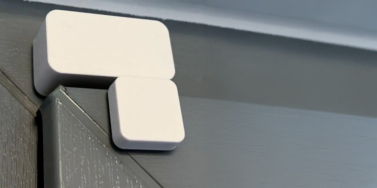 Czujnik otwarcia drzwi NUKI Door Sensor Bluetooth, manipulacje, alert, zareagowanie, funkcjonalność, czujnik zamontowany na górze drzwi