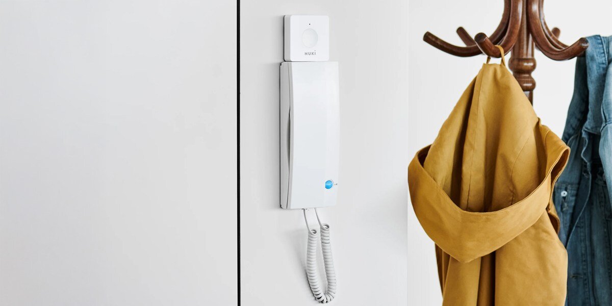 Inteligentny przycisk NUKI Opener Biały, otwieranie, drzwi, aplikacja, smartfon, inteligentny przycisk nuki zamontowany nad domofonem