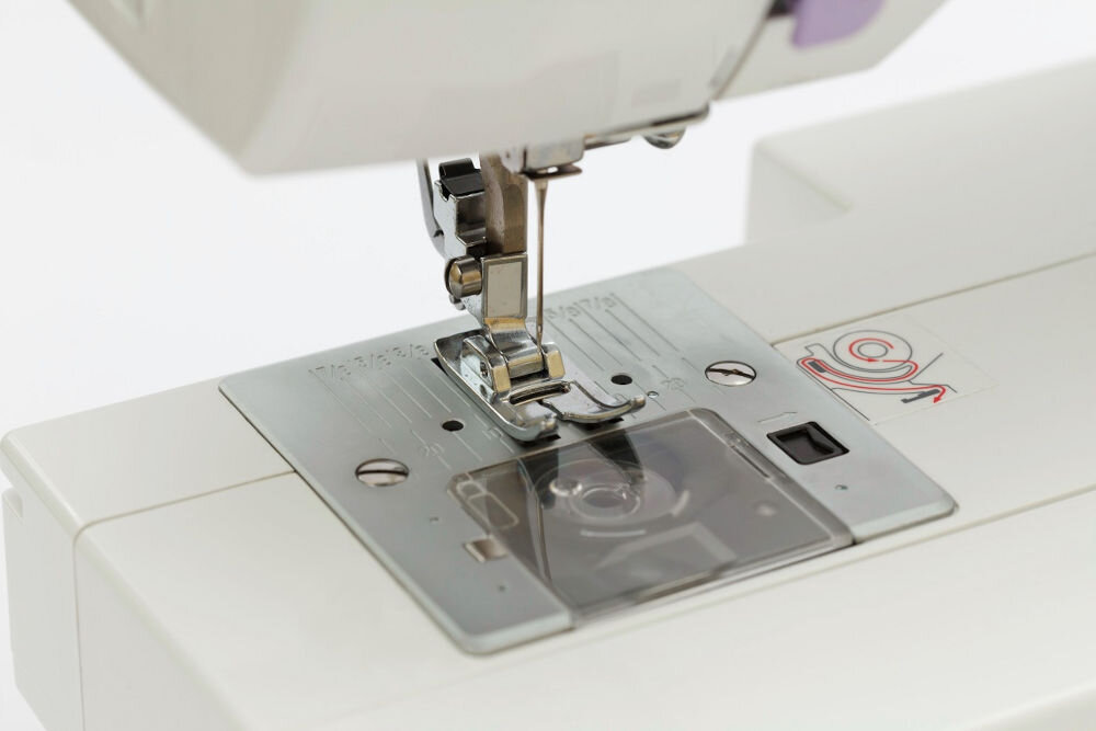 Maszyna do szycia MINERVA M23Q chwytacz rotacyjny łatwiejsza obsługa maszyny przeźroczysta klapka chwytacza pełen wgląd zwiększony komfort użytkowania 