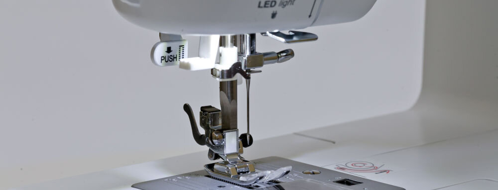Maszyna do szycia MINERVA M23Q oświetlenie LED doświetla pole pracy jasne światło LED poprawa precyzji drobne detale 