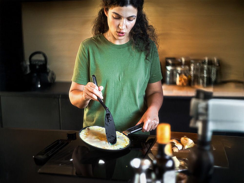 Patelnia FISKARS do naleśników Hard Face 1052229 22 cm do każdej kuchni kobieta przygotowuje na patelni omleta 