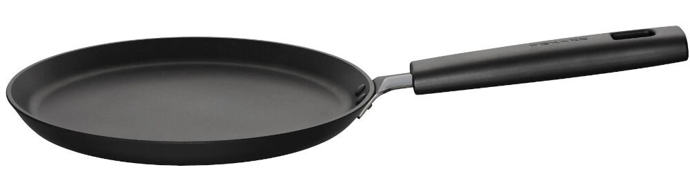 Patelnia FISKARS do naleśników Hard Face 1052229 22 cm patelnia stoi bokiem czarna powłoka rączka białe tło Powłoka Hardtec Superior+ odporność na wysokie temperatury (do 270°C podczas smażenia i 150°C w piekarniku) i zarysowania właściwości nieprzywierające bez dodatku tłuszczu naturalny smak potraw nienaruszone potrawy komfortowe bezpieczne gotowanie 