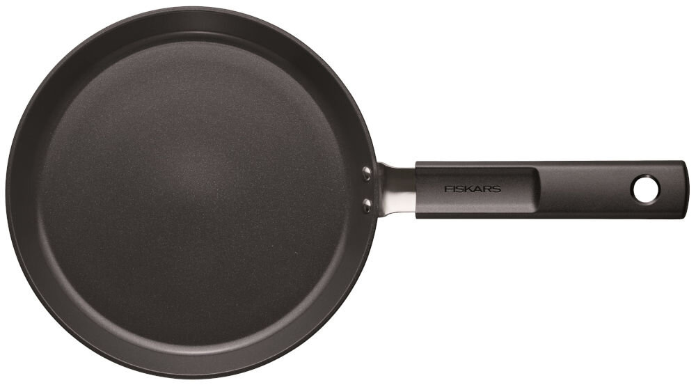 Patelnia FISKARS do naleśników Hard Face 1052229 22 cm białe tło zdjęcie od góry czarna patelnia powłoka rączka z wysokiej jakości aluminium w pełni pochodzącego z recyklingu dla świadomych użytkowników minimalizuje wpływ na środowisko trwałość odporność na intensywne użytkowanie solidna konstrukcja równomierne rozprowadzanie ciepła 