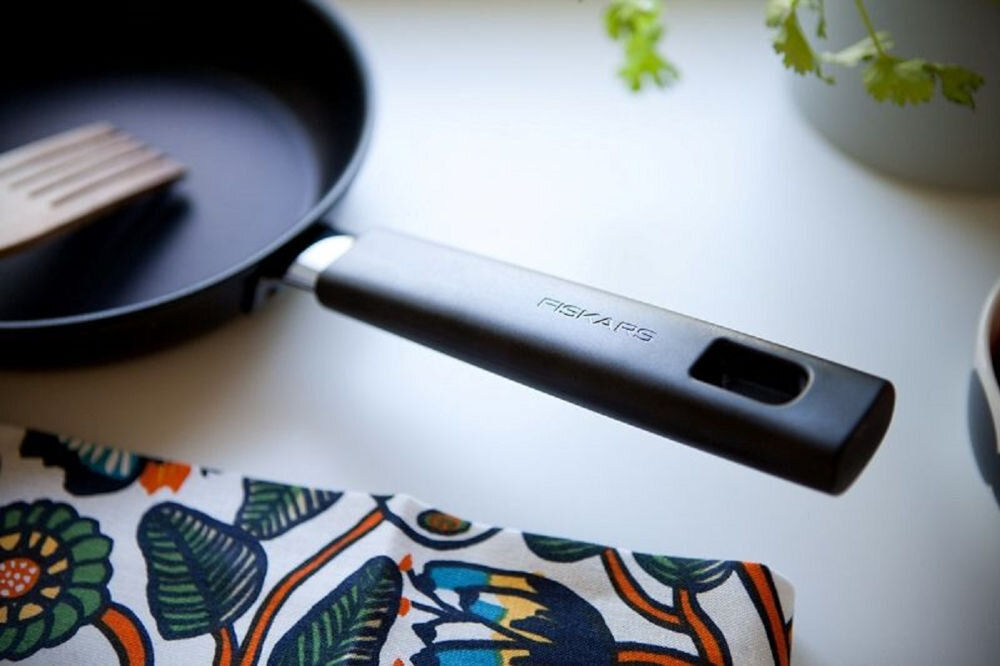 Patelnia FISKARS do naleśników Hard Face 1052229 22 cm białe tło czarna patelnia zbliżenie na rączkę Uchwyt z trwałego i wysokiej jakości tworzywa sztucznego komfort użytkowania  ergonomiczny kształt pewny stabilny chwyt maksymalne bezpieczeństwo wygoda pracy możliwość używania jej w piekarniku (do 150°C) wszechstronna do smażenia zapiekania potraw 