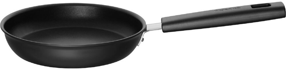 Patelnia FISKARS Hard Face 1052221 20 cm patelnia stoi pod kątek czarna powłoka rączka białe tło Powłoka Hardtec Superior+ odporność na wysokie temperatury (do 270°C podczas smażenia i 150°C w piekarniku) i zarysowania właściwości nieprzywierające bez dodatku tłuszczu naturalny smak potraw nienaruszone potrawy komfortowe bezpieczne gotowanie