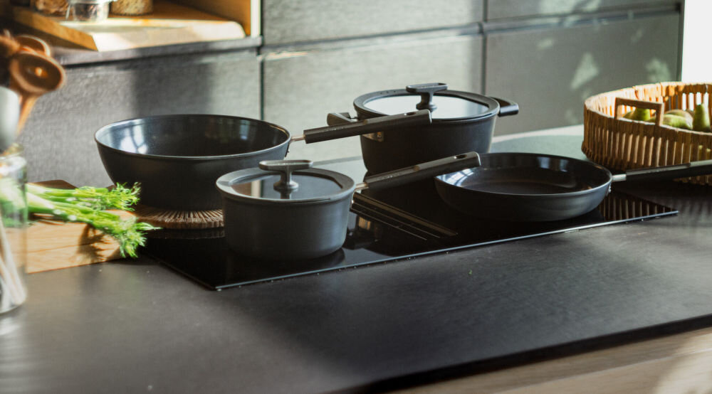 Patelnia FISKARS Hard Face 1052232 28 cm do każdej kuchni czarne garnki i patelnie stoją na płycie pokrywki uchwyty   