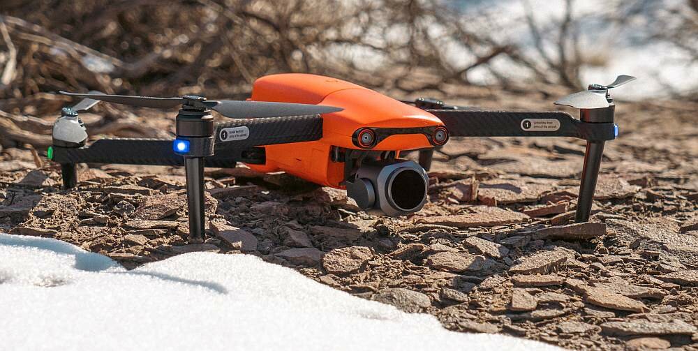 Dron AUTEL ROBOTICS Evo Lite+ bateria lot sterowanie akrobacje czas lotu zasięg funkcje lądowanie kamera rozdzielczość filmy zdjęcia nagrywanie jakość ładowanie aplikacja przesył pilot śmigła stabilizacja fotografia waga wymiary konstrukcja obudowa korpus ramiona silnik