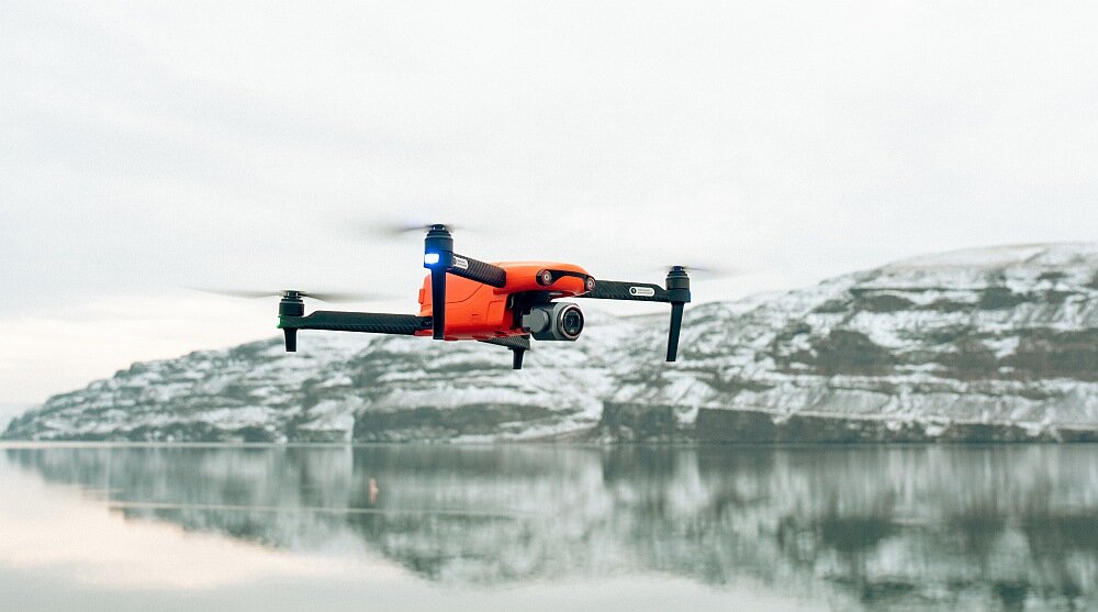 Dron AUTEL ROBOTICS Evo Lite+ bateria lot sterowanie akrobacje czas lotu zasięg funkcje lądowanie kamera rozdzielczość filmy zdjęcia nagrywanie jakość ładowanie aplikacja przesył pilot śmigła stabilizacja fotografia waga wymiary konstrukcja obudowa korpus ramiona silnik